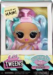 LOL Surprise Tweens stylinghoofd met halflang, krullend roze en blauw haar, donkere huid, grote ogen en paarse top.
