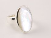 Ovale hoogglans zilveren ring met parelmoer - maat 16