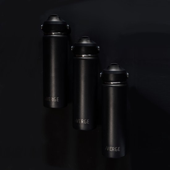 The Verge® - Luxe RVS Drinkfles 650 ML met Rietje voor Volwassenen en Kinderen – Bidon – Thermosfles - 24 uur koud/12 uur warm – Waterfles met Dubbelwandige isolatie - Met 2 Doppen - Zwart