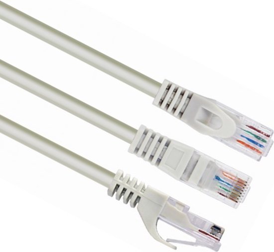Drie grijze netwerkkabels, close-up van transparante RJ45-connectoren met gekleurde draden.