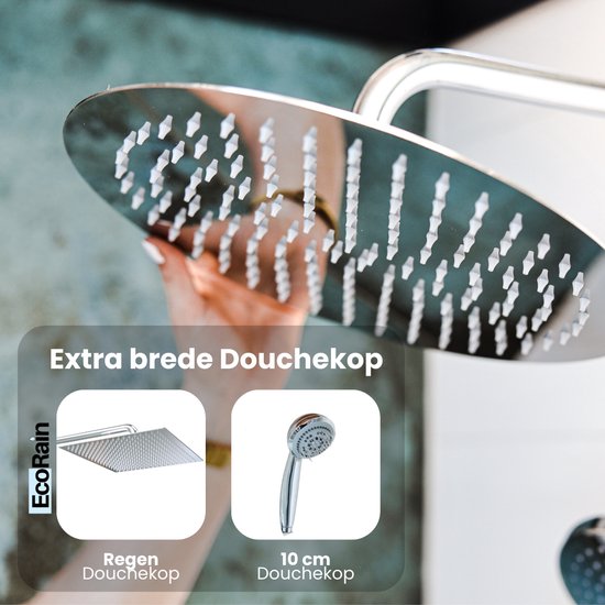 Vrouw houdt een brede, ronde chromen douchekop van EcoRain vast. Links: vierkante douchekop. Rechts: 10cm handdouche.