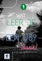 Een jongen met een voetbal shirt, kijkt naar een bal. "Wat leer je een U6? (basis)"