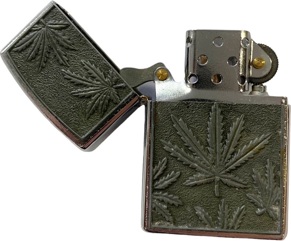 Goedkoopste Benzine Aansteker met vuursteen Cannabis / Wietblad uitvoering