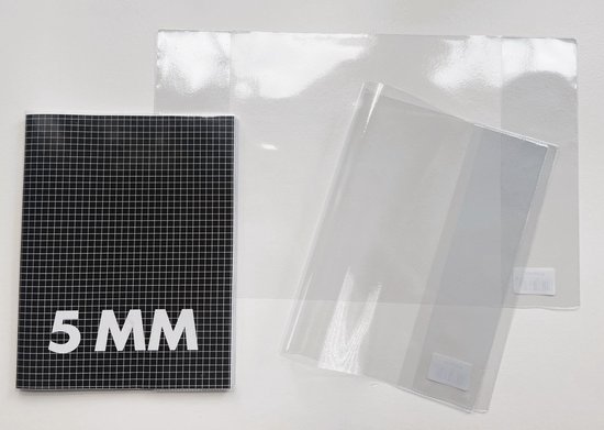 Een zwart-wit geruit schrift met '5 MM' erop, naast twee doorzichtige kaften op een witte achtergrond.