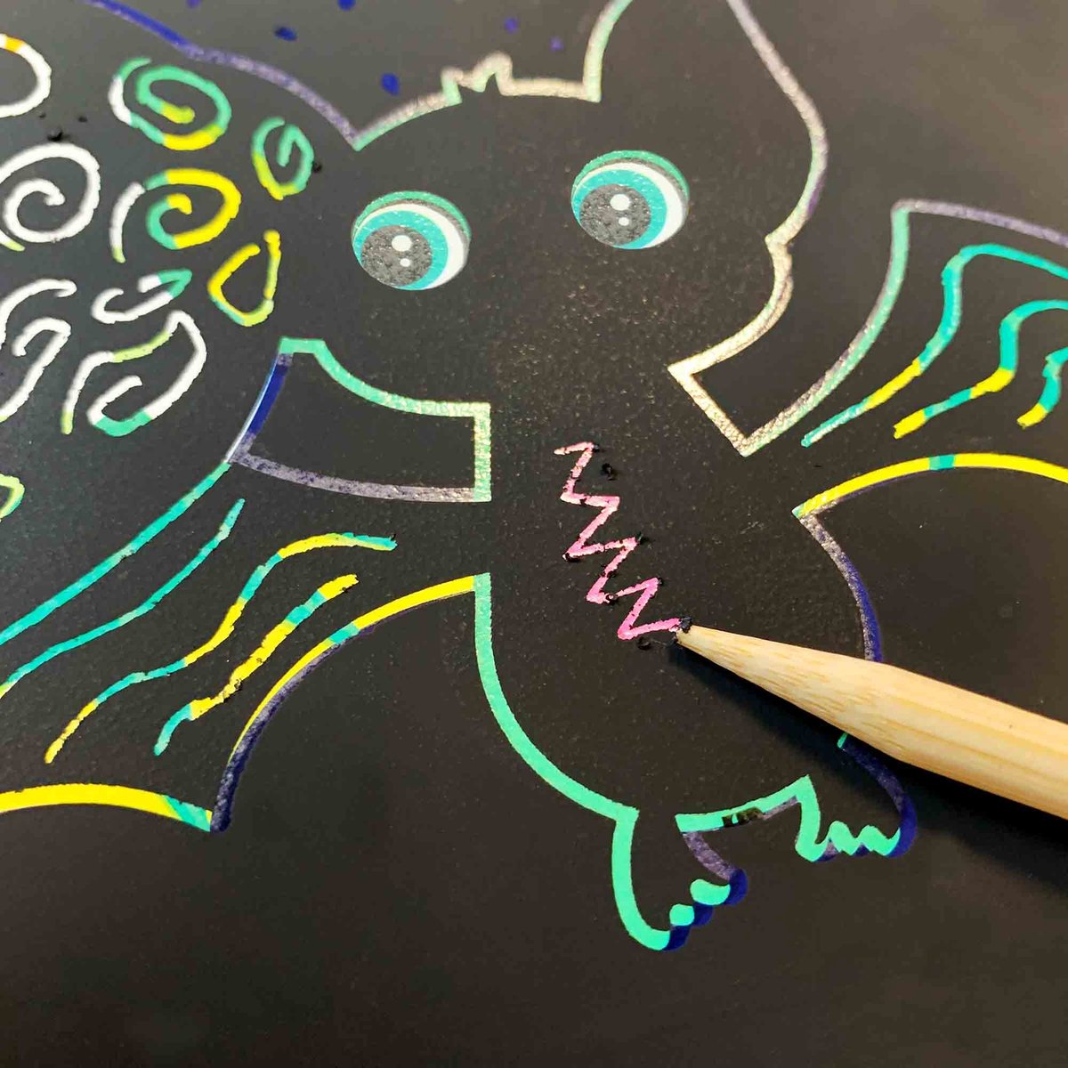 SES Creative- Doe kleurboek glow in the dark 3 in 1 - scratch, stickers en kleurplaten - met scratch pen – kleurboek voor kinderen — afbeelding 5