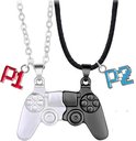 Een zilverkleurige ketting met 'P1' en witte controllerhelft, en een zwarte ketting met 'P2' en zwarte controllerhelft.