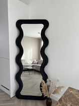 Clové Wavy Mirror Nederland, golvende spiegel, organische asymmetrische vorm, minimalistisch, modern, scandinavisch interieur