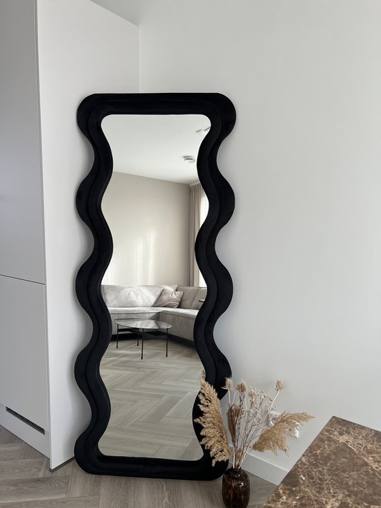 Clové Wavy Mirror Nederland, golvende spiegel, organische asymmetrische vorm, minimalistisch, modern, scandinavisch interieur