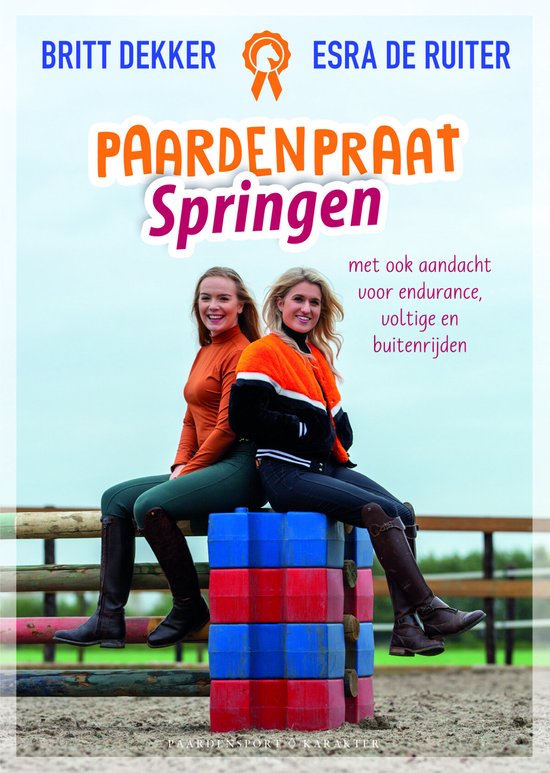 Boekomslag met Britt Dekker en Esra de Ruiter, zittend op kleurrijke blokken. Tekst: PAARDENPRAAT Springen.