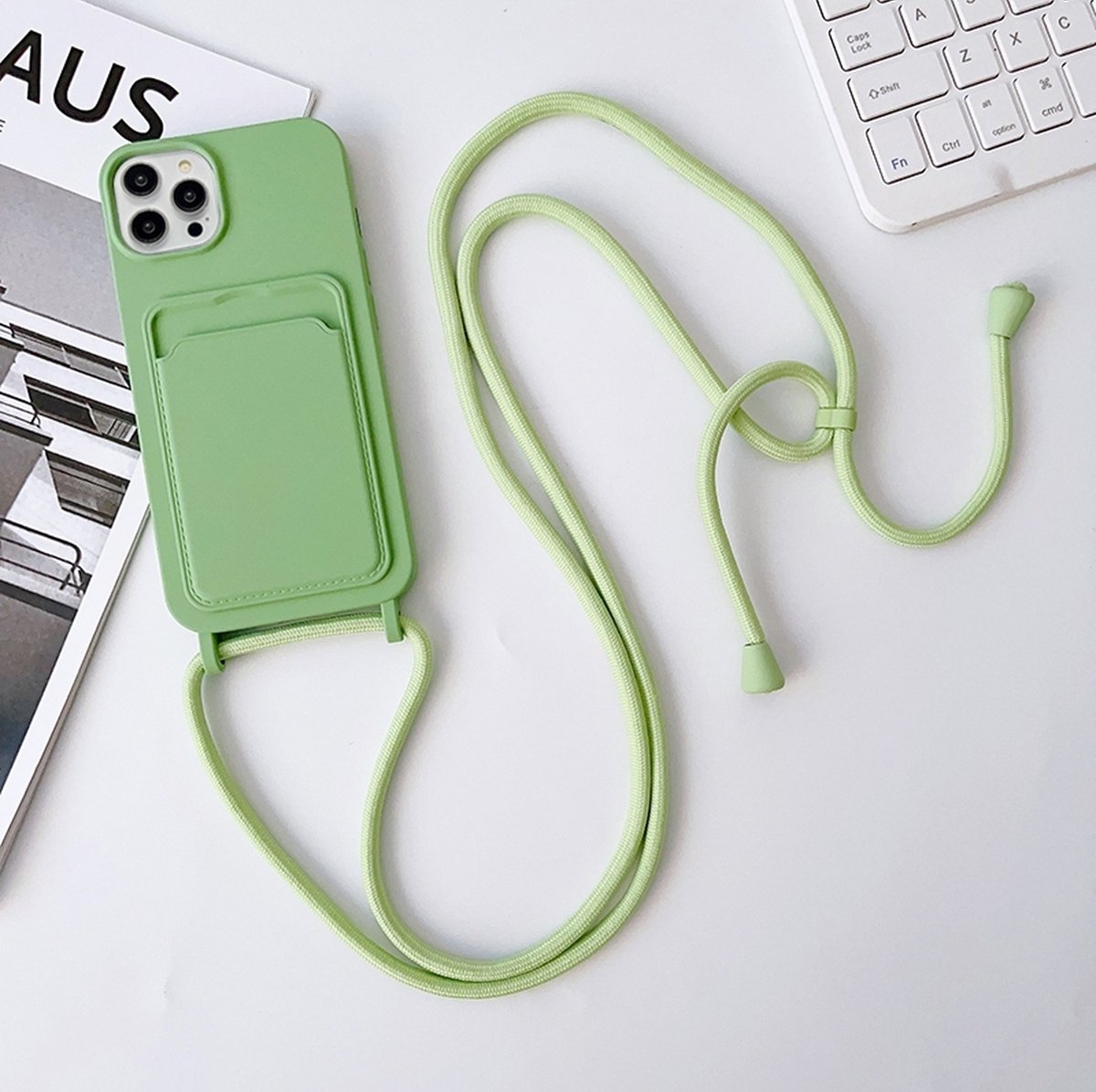 Mobigear Telefoonhoesje geschikt voor Apple iPhone 15 Pro Siliconen met Kaarthouder | Mobigear Lanyard Card Hoesje met koord en Pasjeshouder | Kaarthouder voor 1 Pasje | hoesje met koord Telefoonhoesje voor Pinpas / OV Kaart / Rijbewijs - Groen