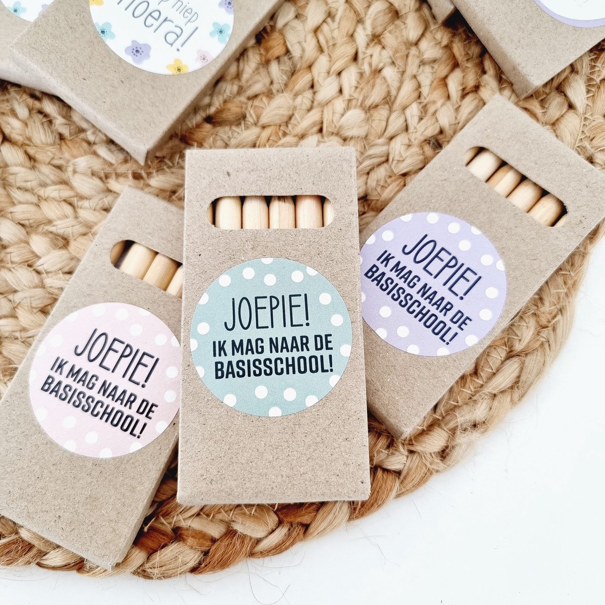 25 Uitdeelzakjes / Traktatie zakjes + 25 Stickers Joepie ik mag naar de basisschool - 3 assorti | School traktaties - Cellofaan zakjes - Transparant - Uitdelen | Peuterspeelzaal - Kinderopvang - Bedrijf | DH collection