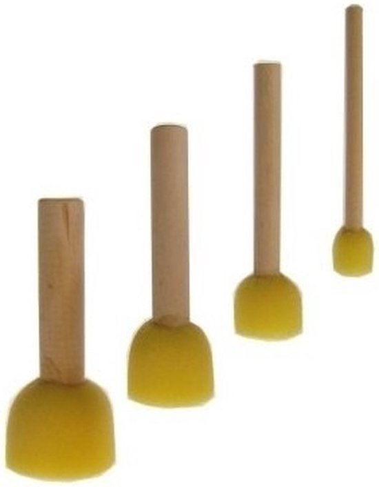 Vier gele schminksponsjes met houten stokjes in oplopende maat.