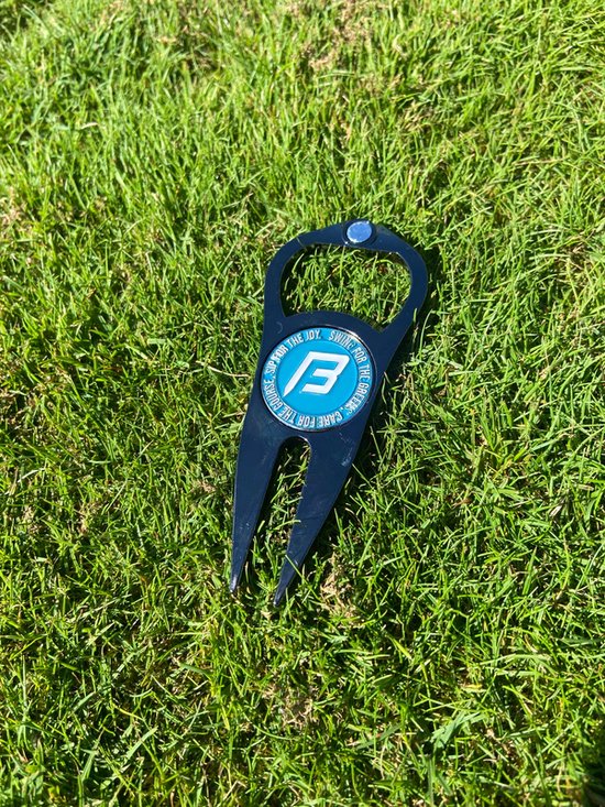 Big Fred's Swing & Sip 4-in-1 Golf Pitchfork: Divot Reparatie, Balmarker, Flessenopener & Club Steun - Golf Divot tool van BIG — afbeelding 3