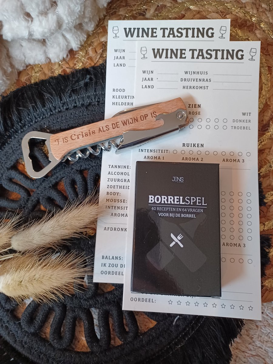 Borrelpakket-Borrelbox Cadeau-Borrelspel-Kaartspel-Cocktailrecepten-Vragenspel-Borrelhapjes-Recepten-Kerstpakket-Relatiegeschenk-Kerst-Sint-Wine-Tasting Cards-Wijnproeverij-Wijnen-Flessenopener-Crisis-Het is pas crisis als de wijn op is-Multitool