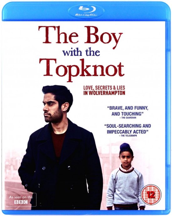 De voorkant van de Blu-ray hoes van 'The Boy with the Topknot' toont een jonge jongen met een blauwe tulband naast een volwassen man.