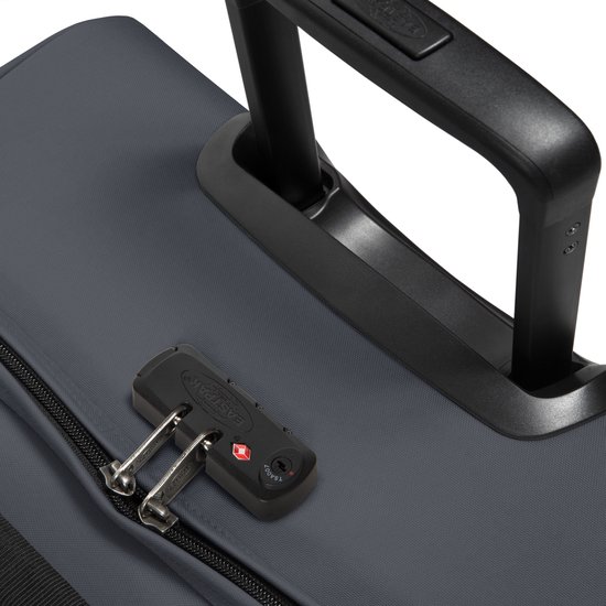 Grijze Eastpak koffer met zwart handvat en TSA-slot met cijferslot.