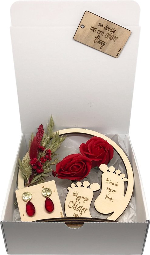 Un cerceau en bois avec des fleurs séchées, des roses rouges et le texte 'Veux-tu être ma marraine ?'. Comprend des boucles d'oreilles avec des pierres rouges.