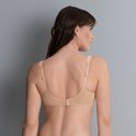Vrouw, van achteren gezien, draagt een beige beugel-loze beha met brede bandjes en verstelbare sluiting.