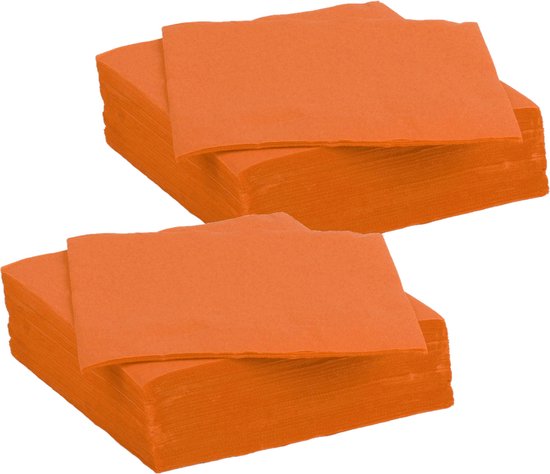 Deux piles de serviettes oranges, dont les deux du dessus sont partiellement ouvertes.