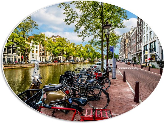 PVC Schuimplaat Ovaal - Rij Fiets Geparkeerd langs de Gracht in Amsterdam - 56x42 cm Foto op Ovaal (Met Ophangsysteem)
