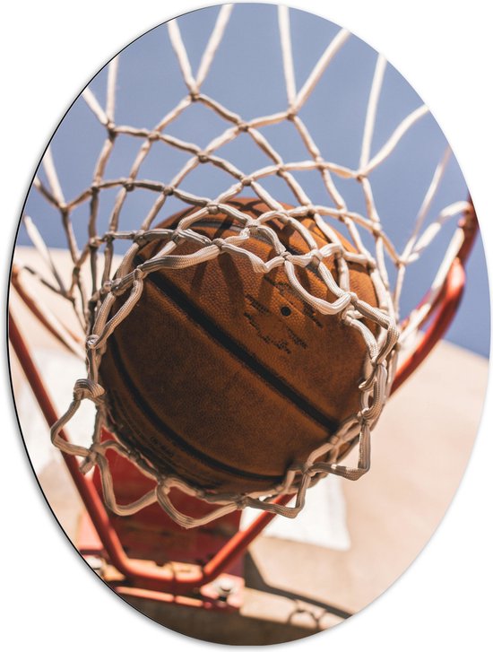 Dibond Ovaal - Basketbal in Basket - 72x96 cm Foto op Ovaal (Met Ophangsysteem)
