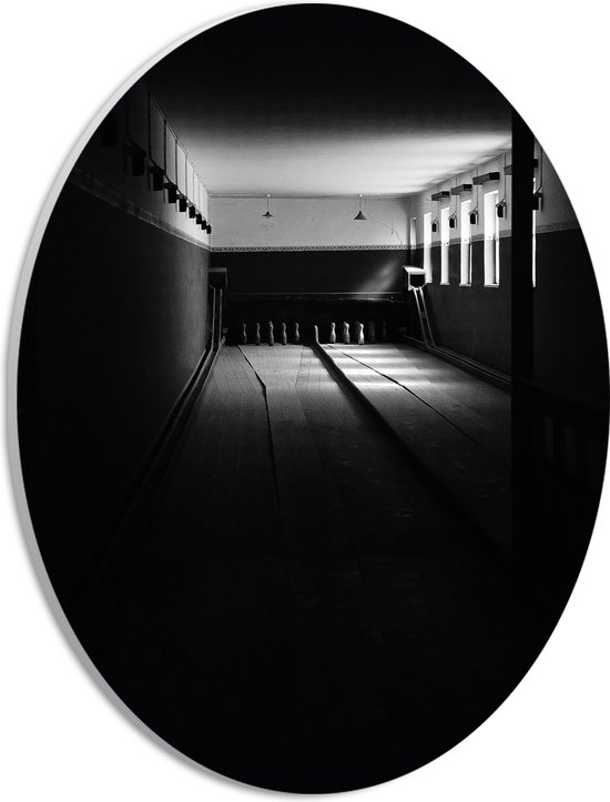PVC Schuimplaat Ovaal - Bowlingbaan in het Donker (Zwart-wit) - 21x28 cm Foto op Ovaal (Met Ophangsysteem)