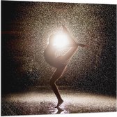 Vlag - Ballerina Danseres in de Regen bij Fel Licht - 100x100 cm Foto op Polyester Vlag