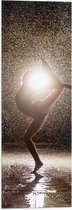 Vlag - Ballerina Danseres in de Regen bij Fel Licht - 20x60 cm Foto op Polyester Vlag