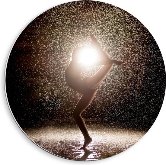 PVC Schuimplaat Muurcirkel - Ballerina Danseres in de Regen bij Fel Licht - 40x40 cm Foto op Muurcirkel (met ophangsysteem)