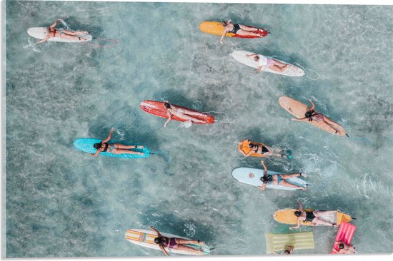 Acrylglas - Bovenaanzicht van Groep Surfers op Verschillende Kleuren Planken - 60x40 cm Foto op Acrylglas (Met Ophangsysteem)