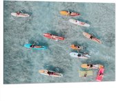 Dibond - Bovenaanzicht van Groep Surfers op Verschillende Kleuren Planken - 100x75 cm Foto op Aluminium (Met Ophangsysteem)
