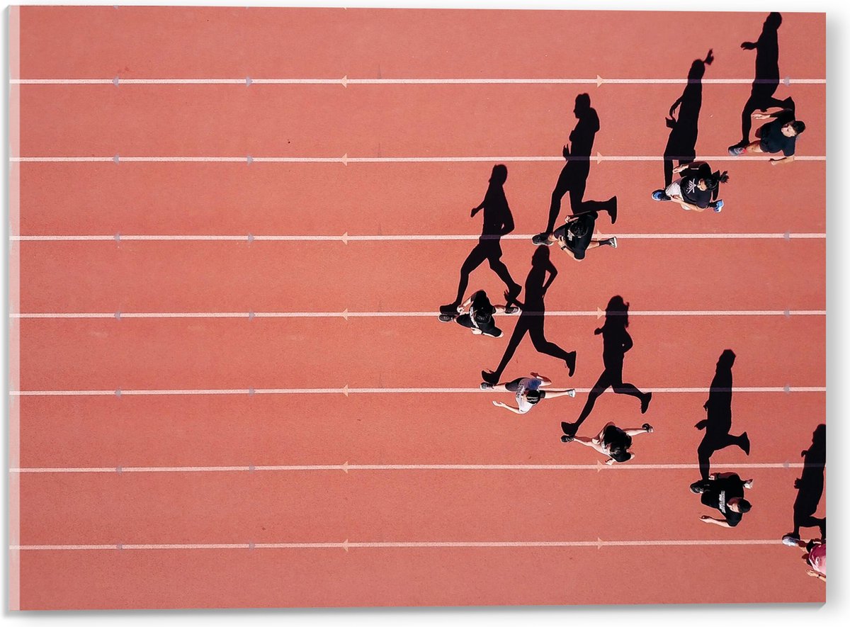 Acrylglas - Bovenaanzicht van Sprinters met Schaduwen op Atletiekbaan - 40x30 cm Foto op Acrylglas (Met Ophangsysteem)
