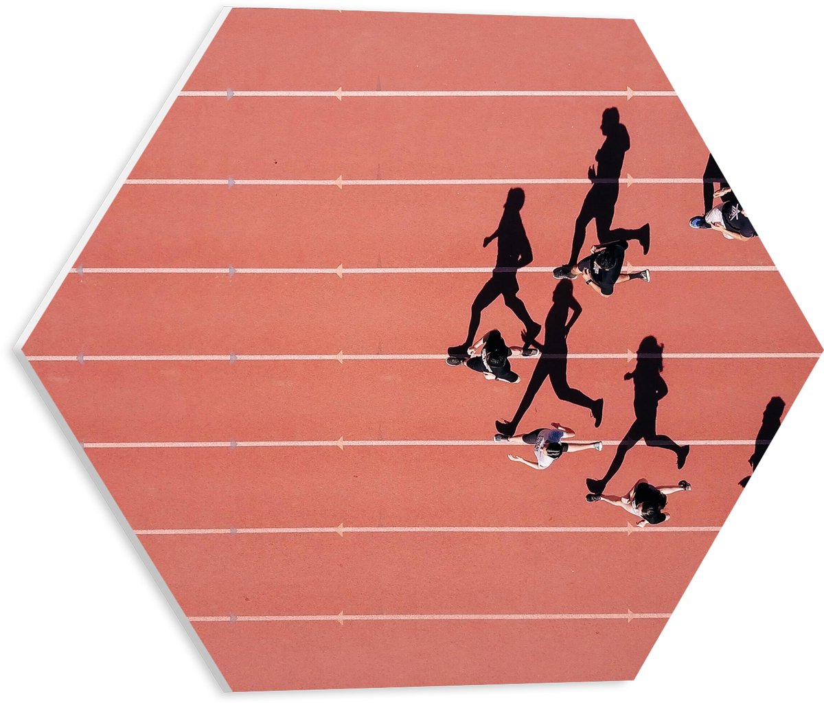 PVC Schuimplaat Hexagon - Bovenaanzicht van Sprinters met Schaduwen op Atletiekbaan - 40x34.8 cm Foto op Hexagon (Met Ophangsysteem)