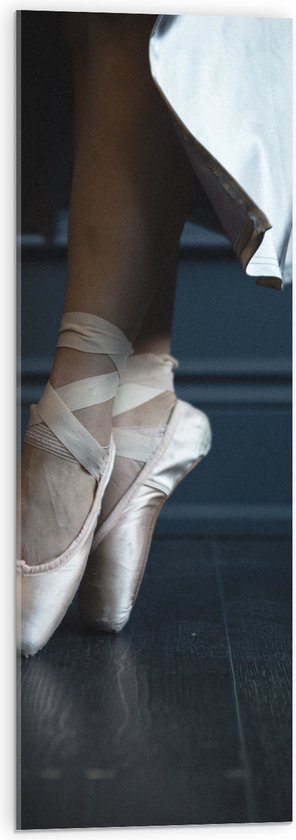 Acrylglas - Ballerina aan het Dansen op Spitzen - 30x90 cm Foto op Acrylglas (Met Ophangsysteem)