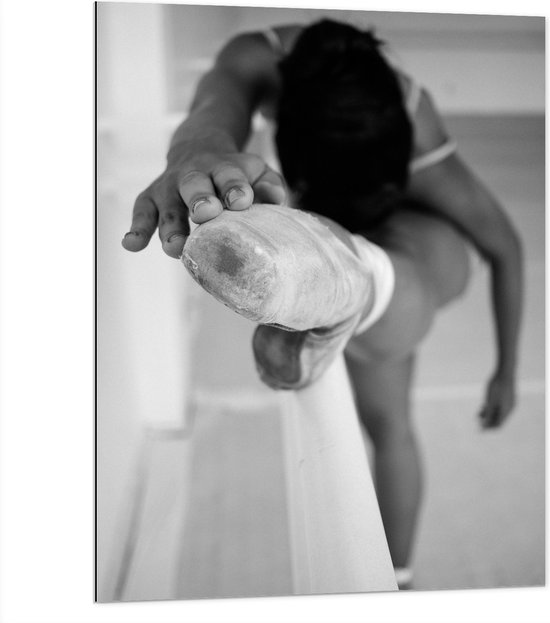 Dibond - Ballerina met Been op Balk (Zwart-wit) - 75x100 cm Foto op Aluminium (Met Ophangsysteem)