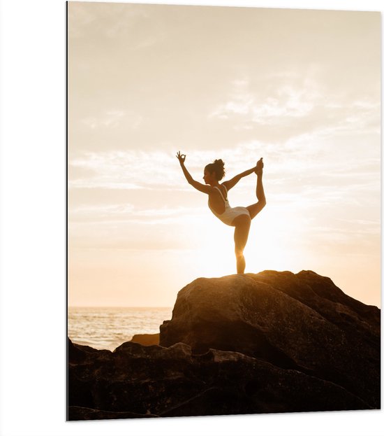 Dibond - Ballerina in Positie op Top van Berg bij de Zee - 75x100 cm Foto op Aluminium (Met Ophangsysteem)