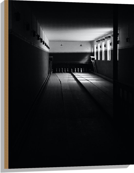 Hout - Bowlingbaan in het Donker (Zwart-wit) - 60x80 cm - 9 mm dik - Foto op Hout (Met Ophangsysteem)