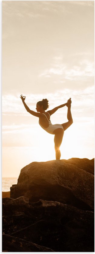 Poster Glanzend – Ballerina in Positie op Top van Berg bij de Zee - 30x90 cm Foto op Posterpapier met Glanzende Afwerking