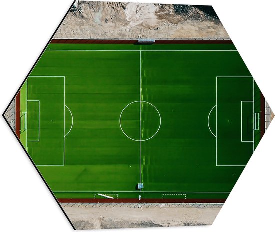 Dibond Hexagon - Bovenaanzicht van Felgoen Voetbalveld - 50x43.5 cm Foto op Hexagon (Met Ophangsysteem)