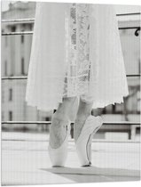 Vlag - Ballerina in Witte Kanten Jurk op Spitzen (Zwart-wit) - 75x100 cm Foto op Polyester Vlag