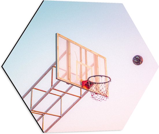 Dibond Hexagon - Bal Vallend in Basket onder Blauwe Lucht - 50x43.5 cm Foto op Hexagon (Met Ophangsysteem)