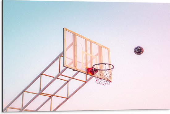 Dibond - Bal Vallend in Basket onder Blauwe Lucht - 75x50 cm Foto op Aluminium (Wanddecoratie van metaal)