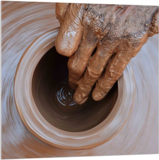Acrylglas - Bovenaanzicht van Handen in Klei Tijdens Pottenbakken - 100x100 cm Foto op Acrylglas (Wanddecoratie op Acrylaat)