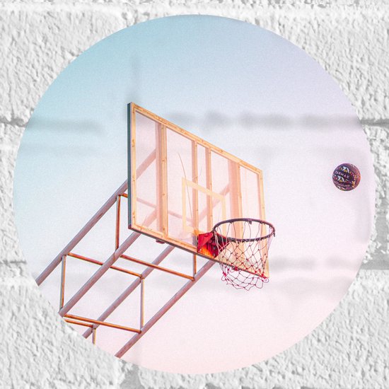 Muursticker Cirkel - Bal Vallend in Basket onder Blauwe Lucht - 20x20 cm Foto op Muursticker