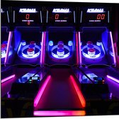 Dibond - Ballengooien Spel in Arcade Hal - 80x80 cm Foto op Aluminium (Wanddecoratie van metaal)