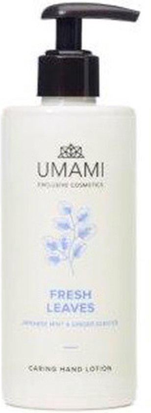 Witte pompflacon met "UMAMI FRESH LEAVES CARING HAND LOTION" opdruk en blauwe blaadjes-illustratie.
