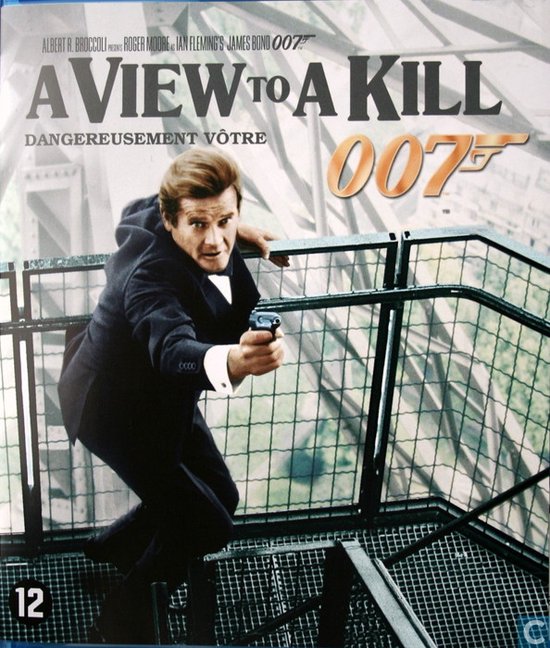 Blu-ray hoes A View To A Kill met Roger Moore als James Bond in een donkerblauw pak, met pistool, op een metalen platform met hekken.