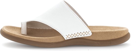 Witte lederen teenslipper met gestikte randen, van de zijkant gezien.