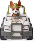 Witte terreinwagen met camouflageprint en groene accenten. Hond met safarihoed zit erin.
