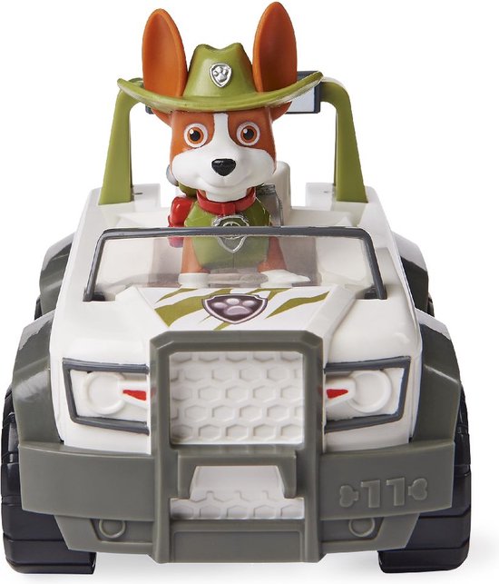 Witte terreinwagen met camouflageprint en groene accenten. Hond met safarihoed zit erin.